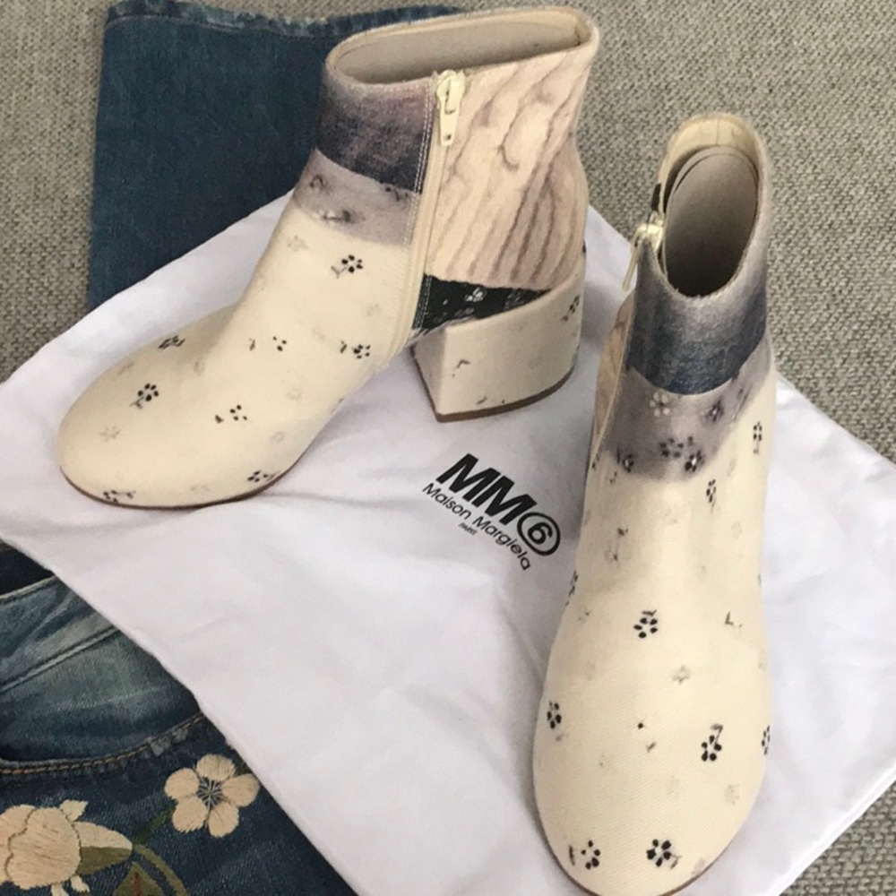 MM6 Maison Martin Margiela Cream Ankle Boots with Gray-Purple Gradient Collar